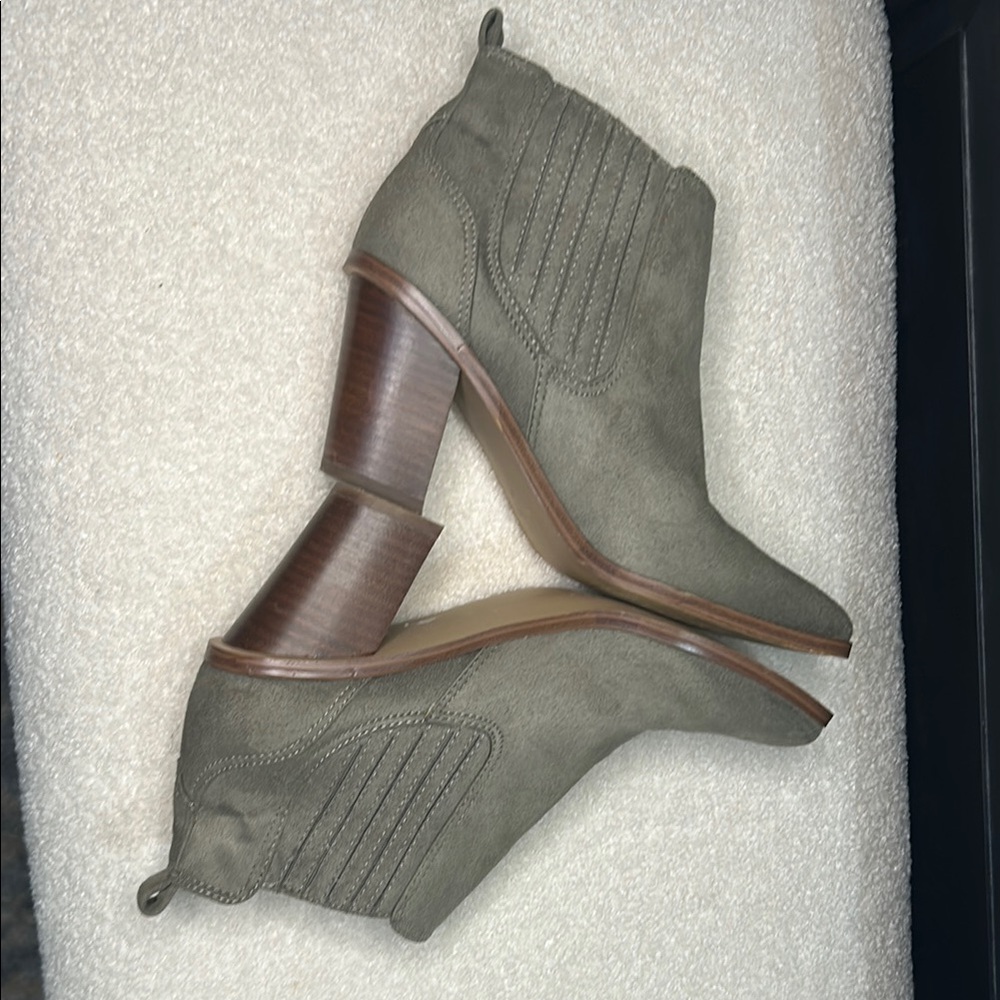 Nine West green/gray bootie’s size 8M great condition